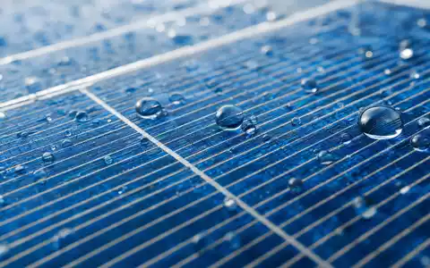 Makroaufnahme zeigt Solarzellen-Oberfläche in extremer Nahaufnahme, thematisch verknüpft mit Iberdrola S.A. (ISIN ES0144580Y14) - Foto: THN