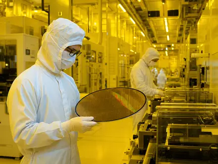 Infineon Technologies AG (DE0006231004) fertigt Halbleiter-Wafer in modernen Reinräumen mit hochpräziser Chip-Produktionstechnik - Foto: THN