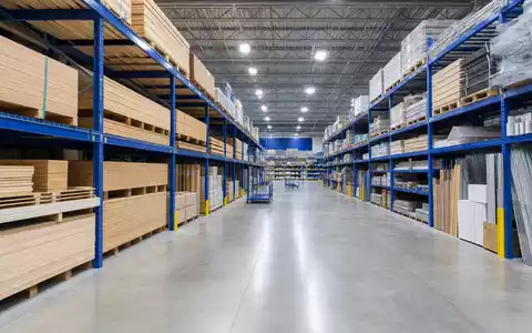 Fotorealistisches Baumarkt-Innenmotiv mit Palettenregalen symbolisiert die Aktie The Home Depot Inc., ISIN US4370761029, für Anleger - Foto: THN