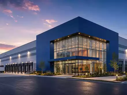 Architektur-Render eines modernen Lagergebäudes veranschaulicht das Geschäftsmodell von The Home Depot Inc., ISIN US4370761029, bildhaft - Foto: THN
