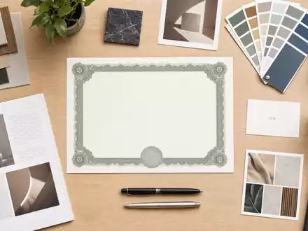 Flatlay mit Aktienzertifikat und ISIN-Karte visualisiert die Aktienanlage in WPP plc (ISIN JE00B8KF9B49) kreativ - Foto: THN