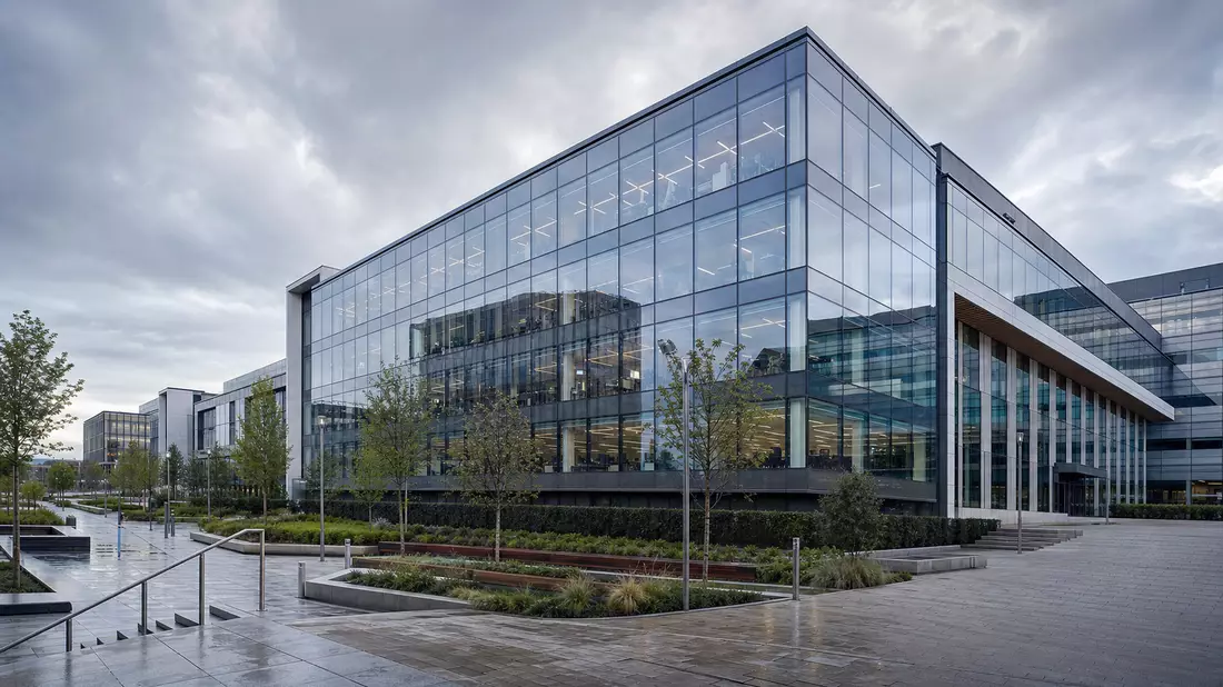 Imperial Brands PLC GB0004544929: Konzernzentrale in Bristol mit Glasfassade