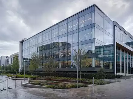 Imperial Brands PLC (GB0004544929) zeigt moderne Konzernzentrale in Bristol mit Glasfassade und weiter Plaza - Foto: THN