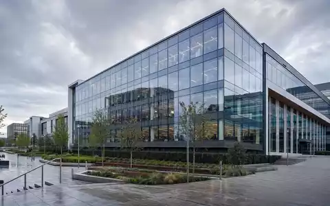 Imperial Brands PLC (GB0004544929) zeigt moderne Konzernzentrale in Bristol mit Glasfassade und weiter Plaza - Foto: THN