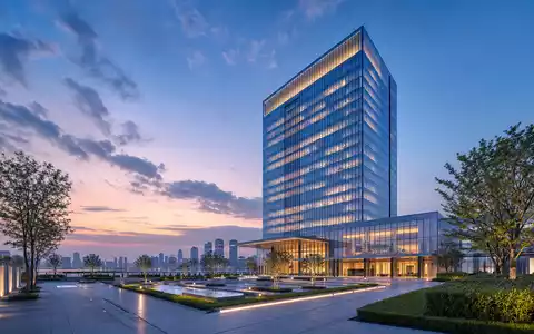 Imperial Brands PLC (GB0004544929): architektonischer 3D-Render eines Bürohochhauses mit Glasfassade bei Dämmerung - Foto: THN