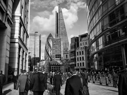 Aviva plc (ISIN GB0002162385) dokumentiert eine Schwarzweiß-Straßenszene im Finanzdistrikt Londons mit vielen Berufspendlern - Foto: THN