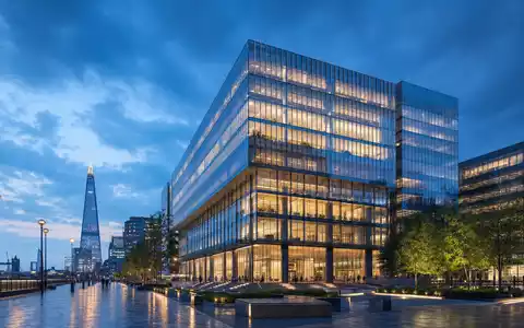 Aviva plc (ISIN GB0002162385) illustriert modernen Glasturm als Architektur-Render in London bei Dämmerung - Foto: THN
