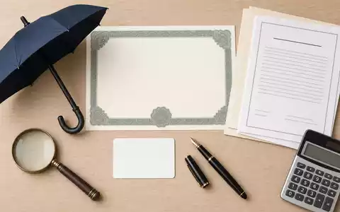 Aviva plc (ISIN GB0002162385) zeigt Flatlay mit Zertifikat, ISIN-Karte, Regenschirm und Versicherungsdokumenten - Foto: THN