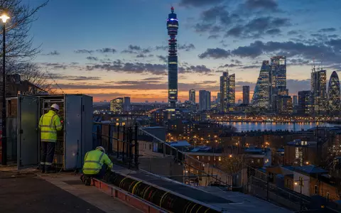 BT Group plc (ISIN GB0030913577) betreibt Telekom-Infrastruktur mit Technikern an Kabelverteilern in London bei Dämmerung - Foto: THN