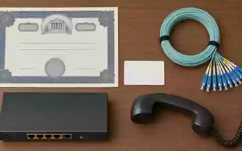 BT Group plc (ISIN GB0030913577) inszeniert als Flatlay Aktienzertifikat, ISIN-Karte, Router und Glasfaserkabel auf Holztisch - Foto: THN
