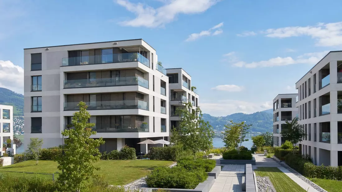 Moderne Schweizer Wohnüberbauung am See mit Balkonen und Grünflächen