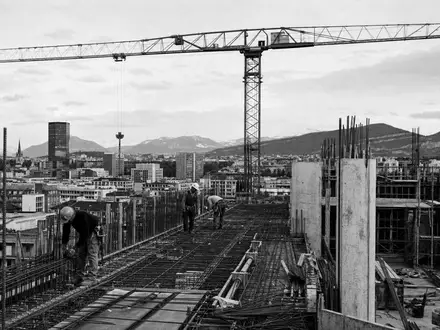 Schwarzweiss-Reportage einer Baustelle steht dokumentarisch für Mobimo Holding AG CH0011108872 und Bauprojekte - Foto: THN