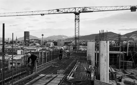 Schwarzweiss-Reportage einer Baustelle steht dokumentarisch für Mobimo Holding AG CH0011108872 und Bauprojekte - Foto: THN