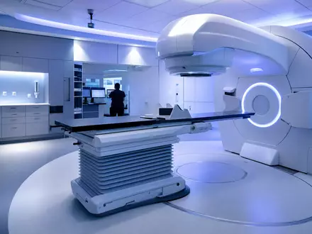Fotorealistischer Bestrahlungsraum zeigt Elekta AB SE0000163628 mit modernem Linearbeschleuniger in klinischer High-Tech-Umgebung - Foto: THN