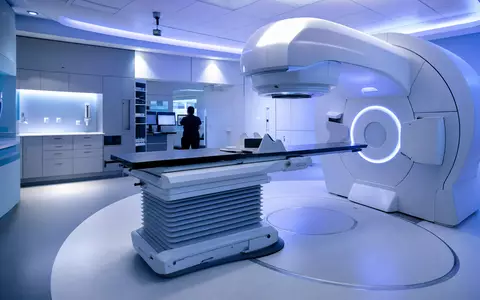 Fotorealistischer Bestrahlungsraum zeigt Elekta AB SE0000163628 mit modernem Linearbeschleuniger in klinischer High-Tech-Umgebung - Foto: THN