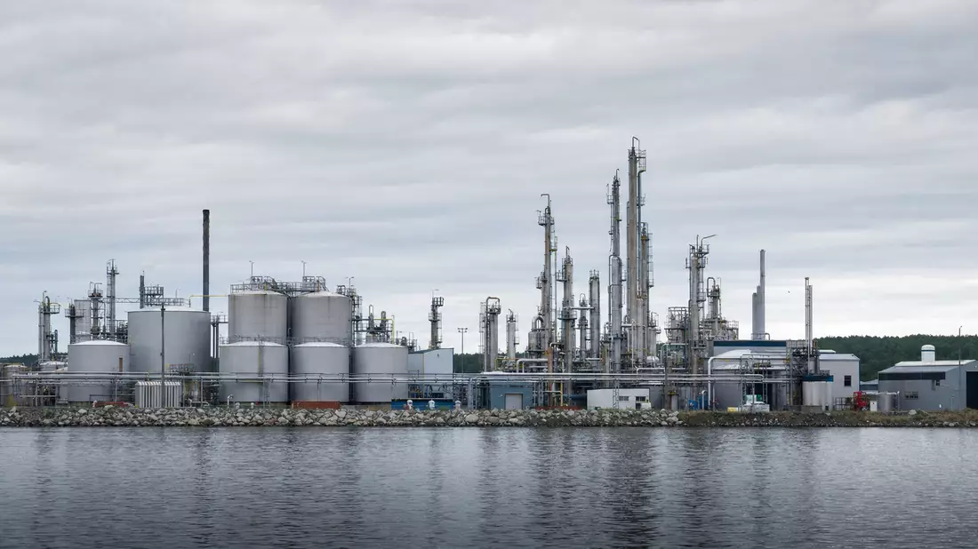 Industrielle Ölraffinerie mit Tanks und Rohrleitungen am Wasser bei AAK AB