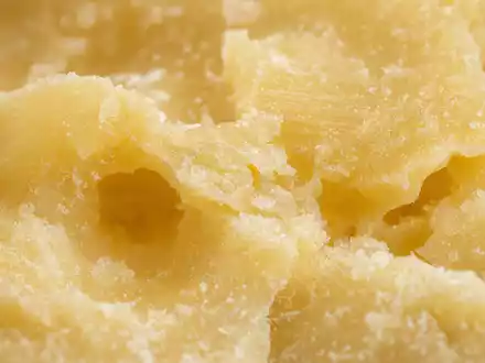 Makroaufnahme von Käsestruktur zeigt Produktdetail der Branche von Emmi AG, ISIN CH0012829898, in naher Detailansicht - Foto: THN
