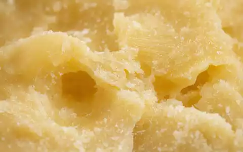 Makroaufnahme von Käsestruktur zeigt Produktdetail der Branche von Emmi AG, ISIN CH0012829898, in naher Detailansicht - Foto: THN