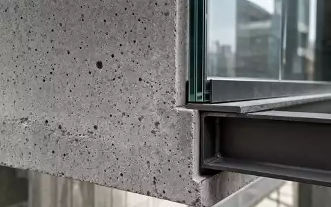 Allreal Holding AG (CH0008837566) zeigt eine Makroaufnahme von Beton- und Glasstruktur einer modernen Fassade - Foto: THN