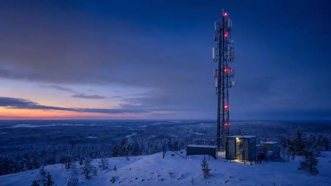 Fotorealistisches Bild eines Mobilfunkmasts mit Glasfaserkabeln in winterlicher finnischer Landschaft bei Dämmerung