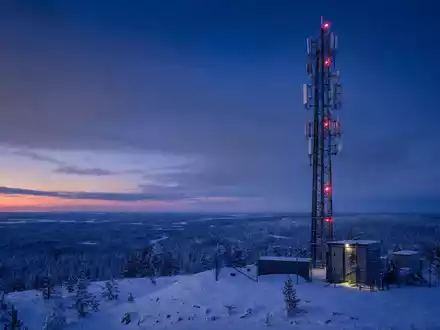 Elisa Oyj FI0009007832 betreibt moderne Mobilfunkmasten und Glasfasernetze in finnischer Winterlandschaft heute - Foto: THN