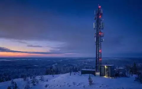 Elisa Oyj FI0009007832 betreibt moderne Mobilfunkmasten und Glasfasernetze in finnischer Winterlandschaft heute - Foto: THN