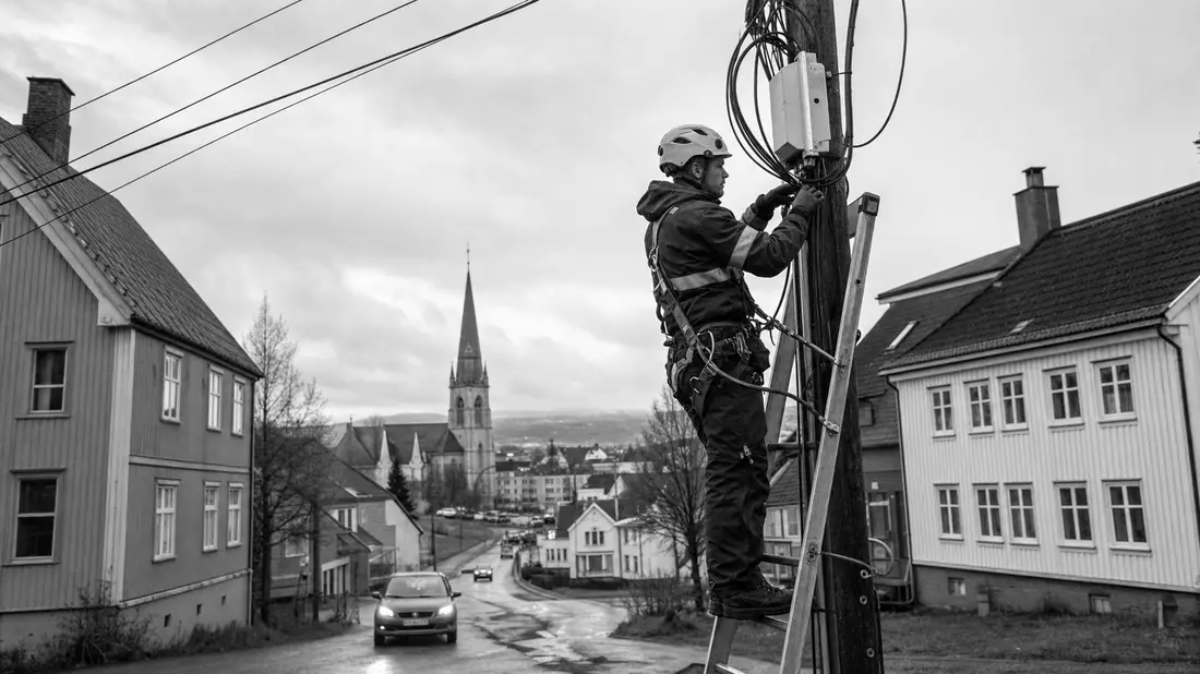 Schwarzweißes dokumentarisches Foto eines Technikers bei der Installation von Glasfaserkabeln in der Stadt