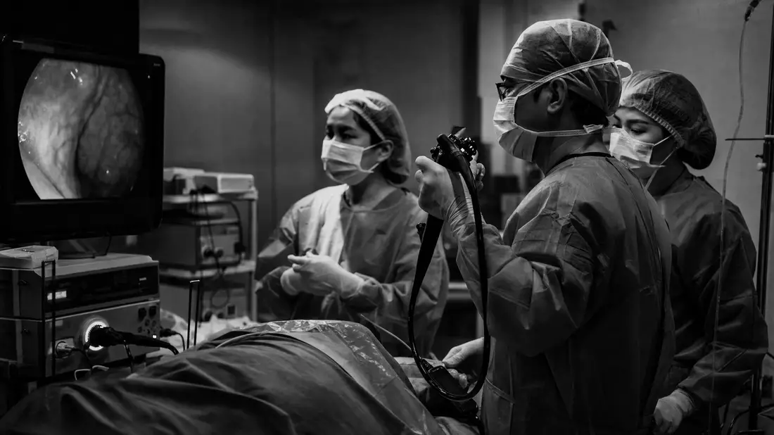 Schwarzweiß-Reportage aus dem Operationssaal mit Endoskopie-Technik
