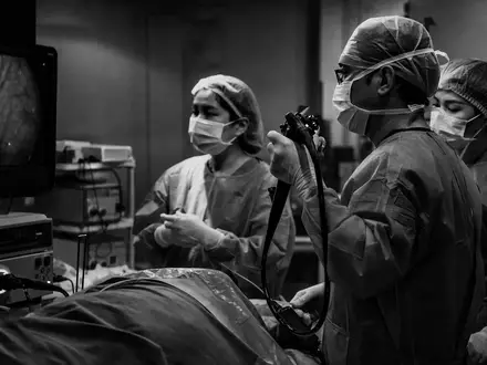 Ambu A/S (DK0060946788) dokumentiert schwarzweiß eine dramatische Operationssaal-Szene mit Endoskopie-Ausrüstung im Krankenhaus - Foto: THN