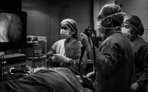 Ambu A/S (DK0060946788) dokumentiert schwarzweiß eine dramatische Operationssaal-Szene mit Endoskopie-Ausrüstung im Krankenhaus - Foto: THN