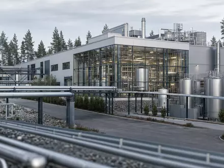 Fotorealistisches Bild zeigt moderne Pharmafabrik von Orion Oyj, ISIN FI0009014377, mit Produktionsanlagen in Finnland - Foto: THN