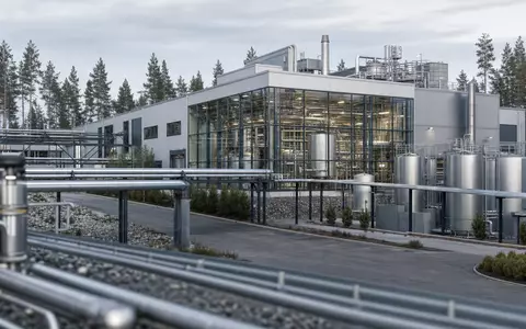 Fotorealistisches Bild zeigt moderne Pharmafabrik von Orion Oyj, ISIN FI0009014377, mit Produktionsanlagen in Finnland - Foto: THN