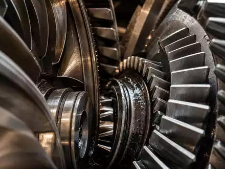 Makroaufnahme von Metallzahnrädern und Turbinenschaufeln illustriert Wärtsilä Oyj Abp, ISIN FI0009003727, führenden Hersteller von Schiffsmotoren - Foto: THN