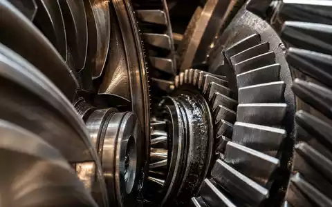 Makroaufnahme von Metallzahnrädern und Turbinenschaufeln illustriert Wärtsilä Oyj Abp, ISIN FI0009003727, führenden Hersteller von Schiffsmotoren - Foto: THN