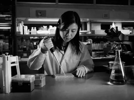 Illumina Inc. zeigt US4523271090 in dokumentarischer Schwarzweiß-Reportage einer Wissenschaftlerin beim Pipettieren im Labor - Foto: THN