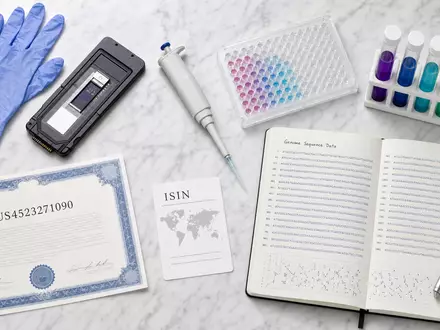 Illumina Inc. Genomik-Utensilien US4523271090 als Flatlay auf Marmor mit Aktienzertifikat, ISIN-Karte und Pipette - Foto: THN