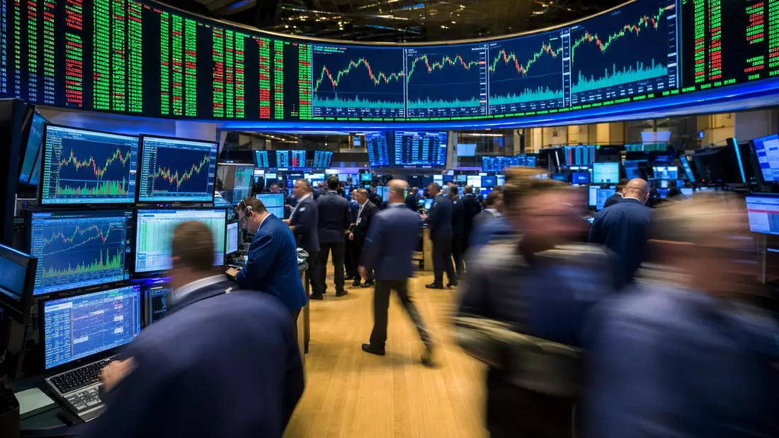 Editorialfoto des NASDAQ-Börsensaals mit Biotech-Charts und Händlern an Bildschirmterminals