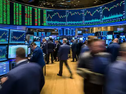 Illumina Inc. NASDAQ-Börsenparkett US4523271090 mit aktiven Händlern und Biotech-Sektor-Charts auf beleuchteten Großbildschirmen - Foto: THN