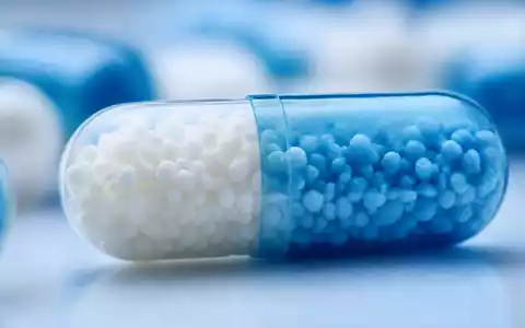 Incyte Wirkstoffkapsel in extremer Makroaufnahme zeigt Granulat, steht für Innovation ISIN US45337C1027 - Foto: THN