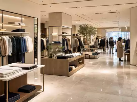 Inditex S.A. betreibt moderne Modekaufhäuser weltweit mit Kleiderstangen und Marmorböden, ISIN ES0148396007 - Foto: THN