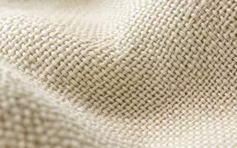 Inditex S.A. zeigt extreme Makroaufnahme eines hochwertigen Baumwollgewebes aus der Modeproduktion, ISIN ES0148396007 - Foto: THN