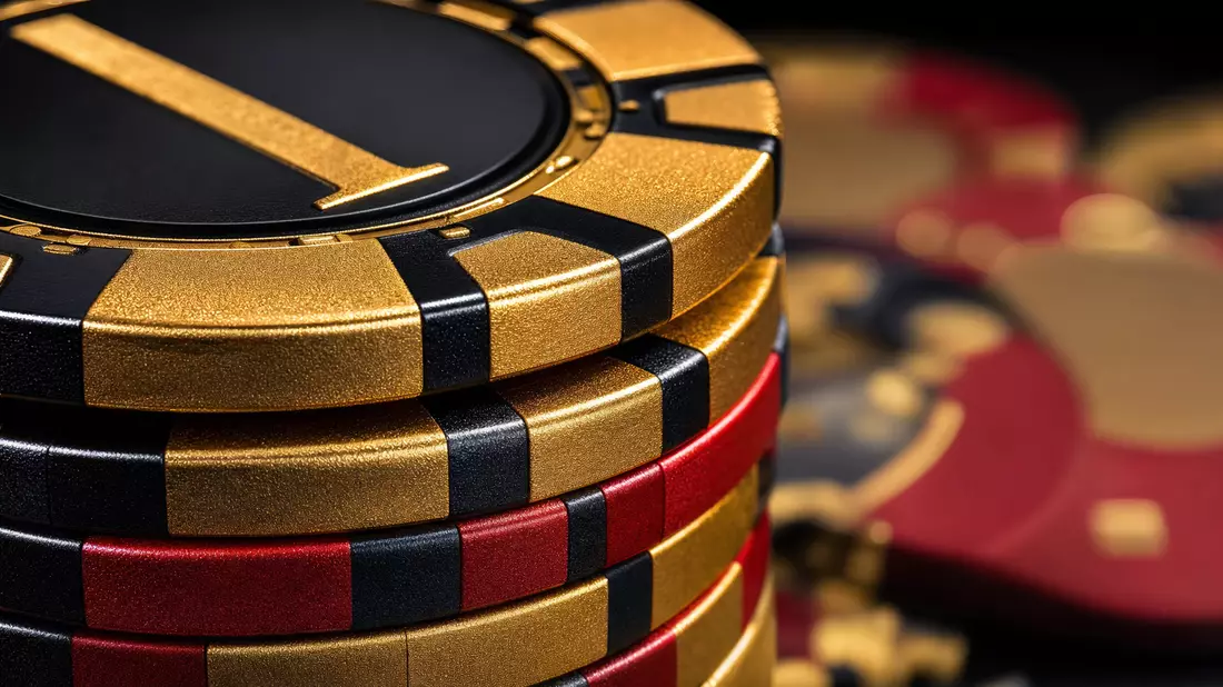 Extreme Makroaufnahme gestapelter Casino-Chips in Gold, Schwarz und Rot mit Schärfeverlauf