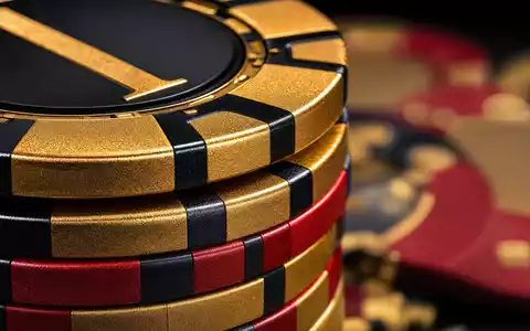 Caesars Entertainment zeigt Casino Chips in extremer Makro Aufnahme mit ISIN US12738T1034 im Portfolio - Foto: THN