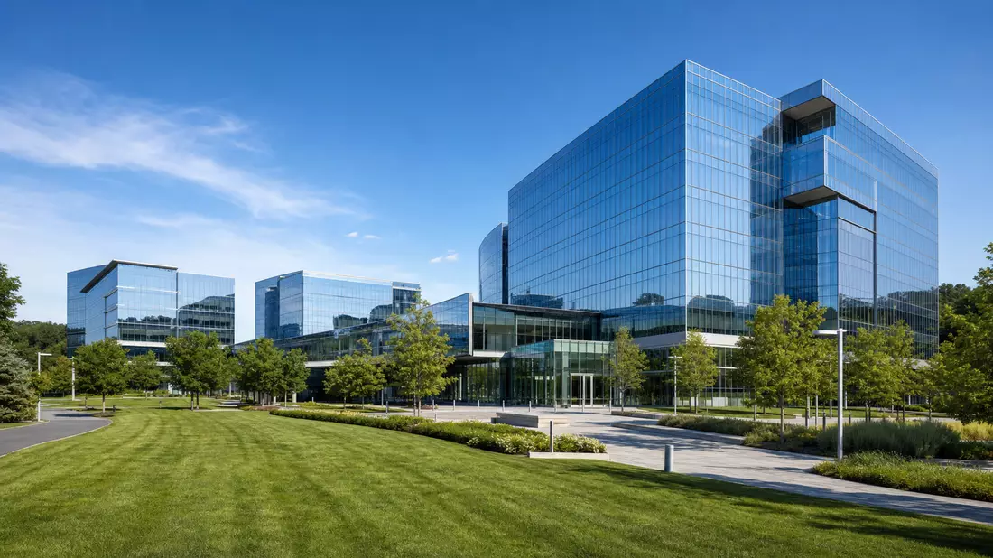 Moderner Glasgebäude-Komplex des Banken-Campus in McLean Virginia bei blauem Himmel