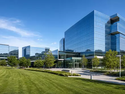 Capital One Financial Hauptsitz McLean Virginia – moderner Glas-Campus mit Rasenflächen, ISIN US1381731035 - Foto: THN