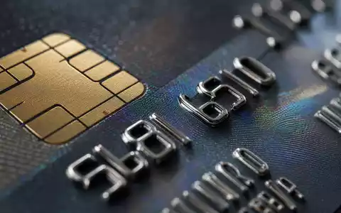 Capital One Financial Kreditkarten-Chip in Makro – metallische Hologramm-Oberfläche glänzend, ISIN US1381731035 - Foto: THN