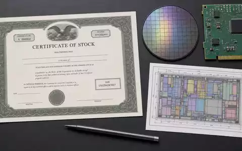 Cadence Design Systems US12541W1027 Flatlay mit Aktien-Zertifikat Siliziumwafer Leiterplatte und Chip-Layout Zeichnung auf Tisch - Foto: THN