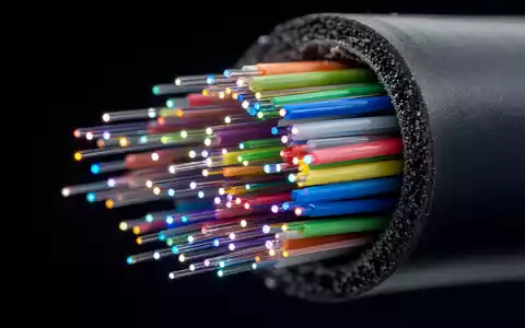 Cancom SE Netzwerkinfrastruktur DE0005419105 in extremer Makro-Nahaufnahme leuchtender Glasfaserkabel zeigt den Datentransport - Foto: THN