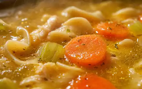 Makro-Nahaufnahme goldener Hühnersuppe mit Nudeln und Karotten von Campbell Soup Co., US1280301048 - Foto: THN