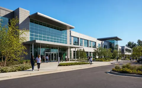 Cigna Group Krankenversicherung modernes Unternehmensgebäude mit Glasfassade, ISIN US1255231003, Mitarbeiter gehen zum Eingang - Foto: THN